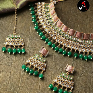 beautiful set of Gold and Diamond Jewellery.